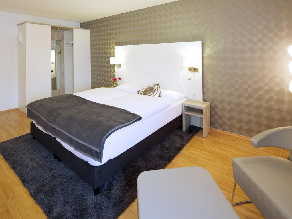 Hotel Karolinger Hof Lorsch Room photo